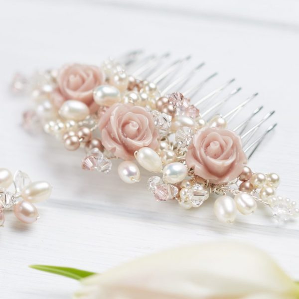 flora-wedding-comb-roses-freshwater-pearls